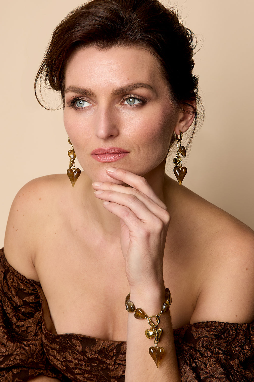 Braccialetto di perline con ciondoli a forma di cuore pendenti